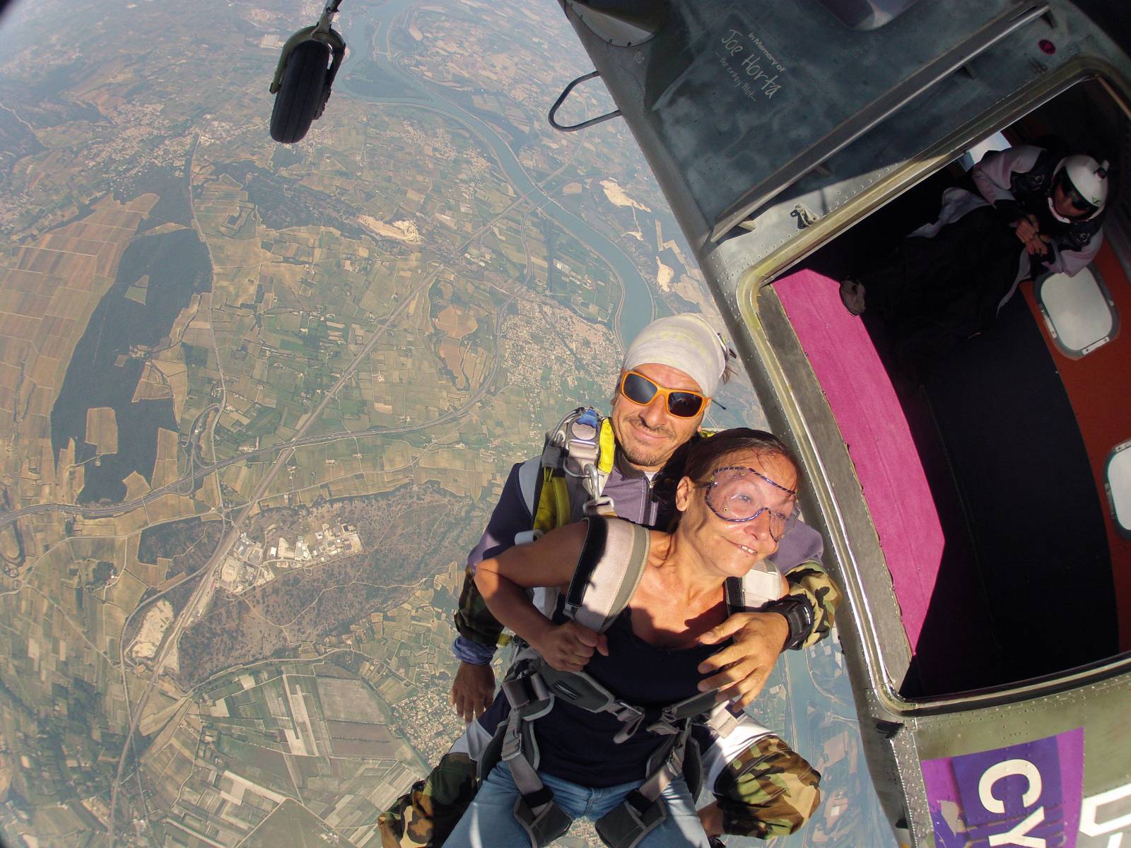 Saut en tandem à Valence : découvrez la chute libre à 200 km/h avec un moniteur diplômé, suivi d’une descente sous voile offrant un panorama exceptionnel sur la région