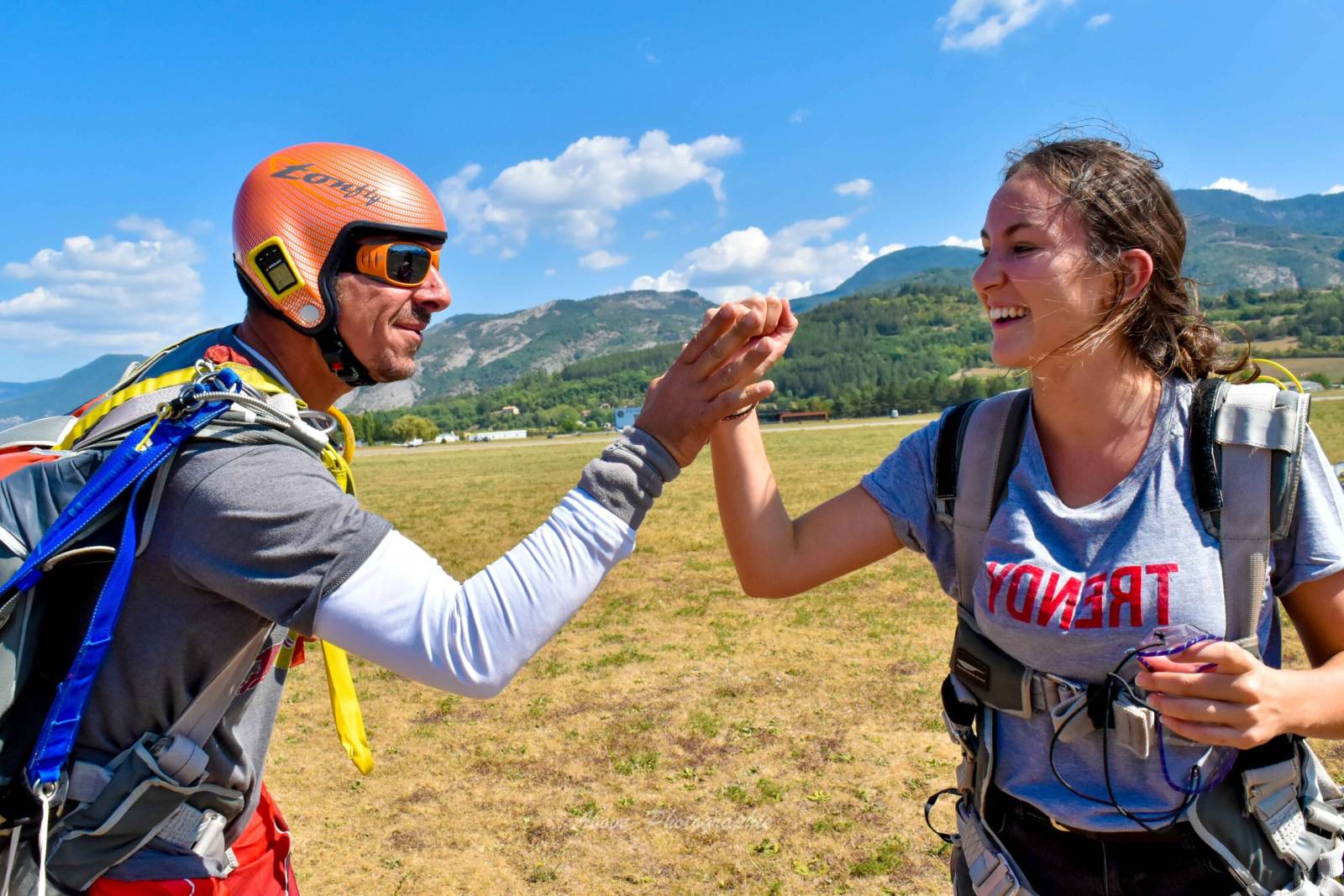 Saut en tandem encadré par des professionnels passionnés | Expérience parachutisme sécurisée près de Nîmes dans le Gard