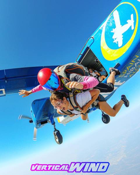 Saut en parachute à offrir pour des groupes et des événements privés à Montpellier avec Vertical Wind
