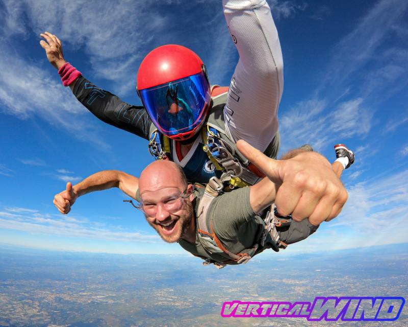 Saut en tandem pour un enterrement de vie de garçon / de jeune fille (EVG/ EVJF) avec saut en parachute près de Montpellier | Sensations fortes avec Verticalwind