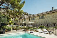 Restaurant Pujaut Maison Chenet  entre vigne et garrigue